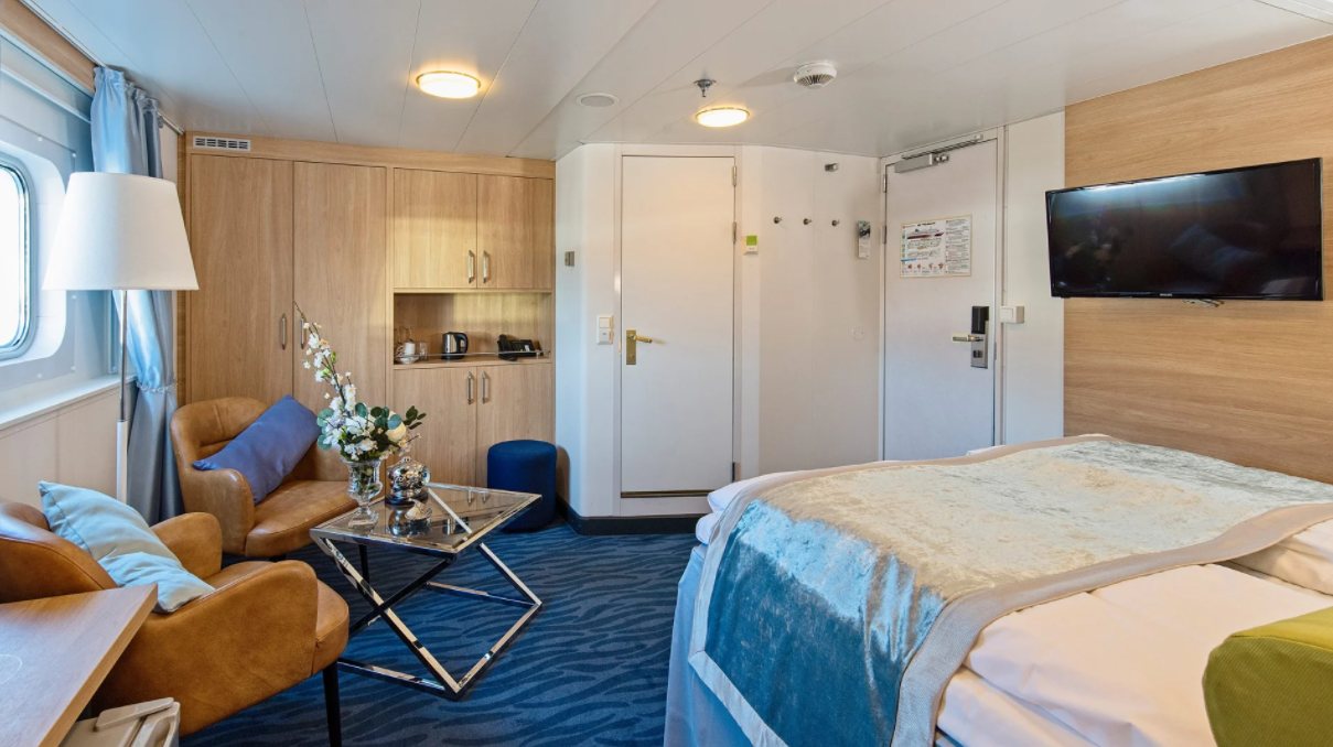 Expedition Suite | Mini suite on middle or upper deck